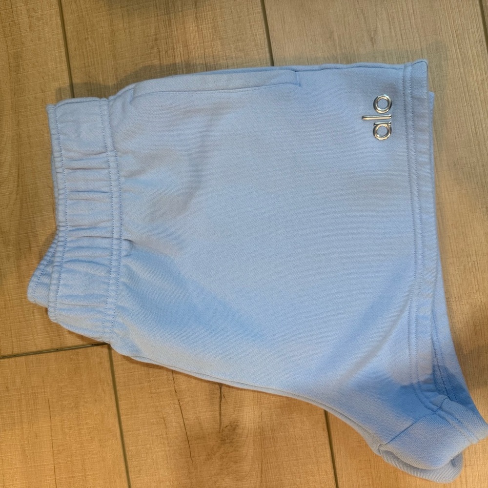 ALO Yoga Women's Accolade shorts - Picture 4 of 4